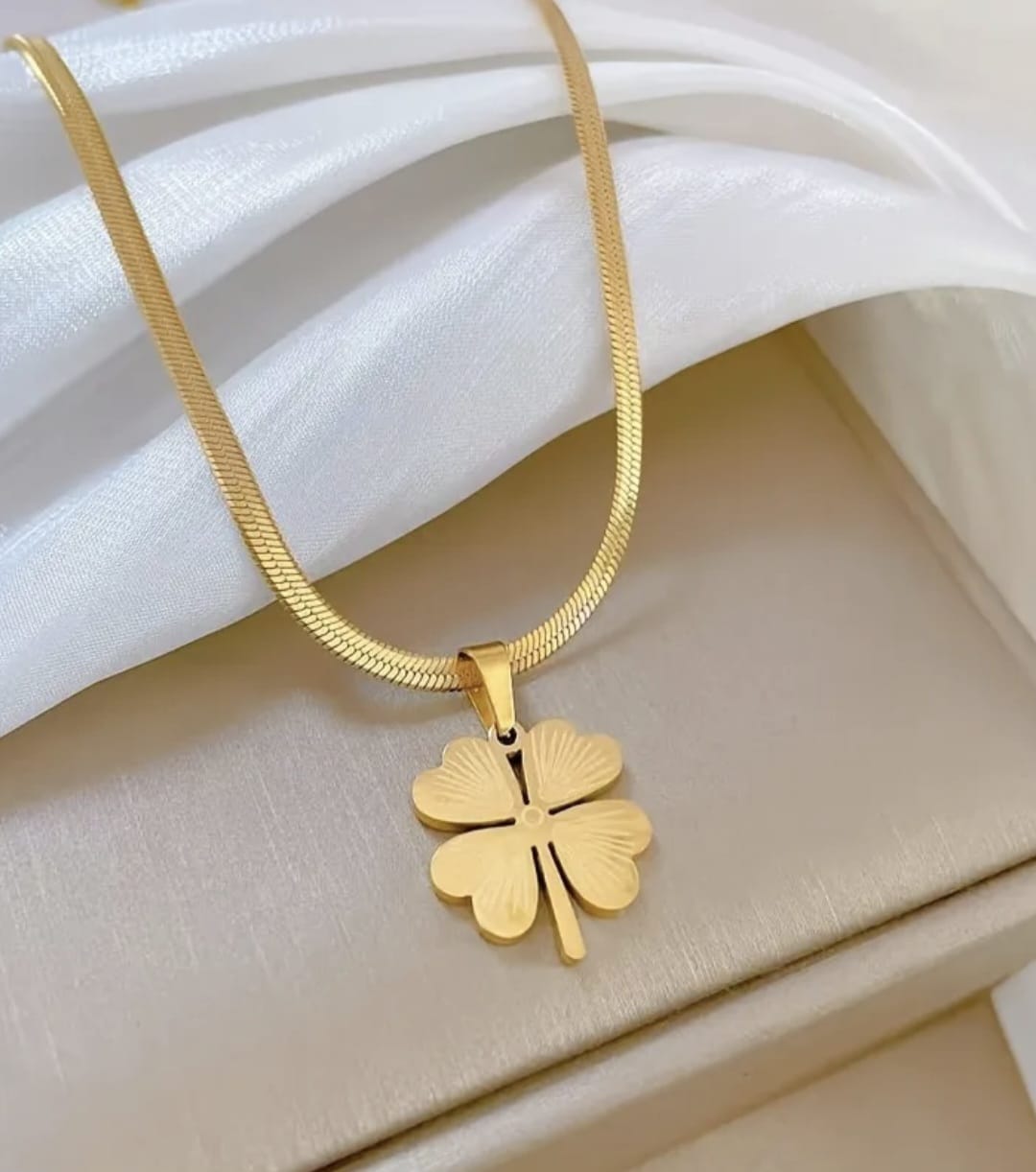 Minimalist Four-Leaf Clover Pendant Necklace